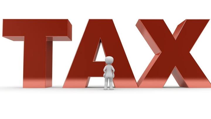 दिवाली से पहले सरकार आम जनता को एक और बड़ा तोहफा दे सकती है. जीएसटी काउंसिल 100 से ज्यादा प्रोडक्ट पर लगने वाले टैक्स रेट में कटौती करने का फैसला ले सकती है. ऐसे में कुछ ऐसे प्रोडक्ट होंगे जिन पर कर की दर को 12 फीसदी से घटकर 5 फीसदी करने की घोषणा हो सकती है. इसकी बैठक बीते रोज हुई, जिसमें 12 फीसदी स्लैब में आने वाले चिकित्सा और औषधि से संबंधित प्रोडक्ट्स की कर की दर में कटौती का मुद्दा उठाया गया. 2024 में जीएसटी के तहत औसत कर की दर घट कर 11.56 फीसदी हो गई है.