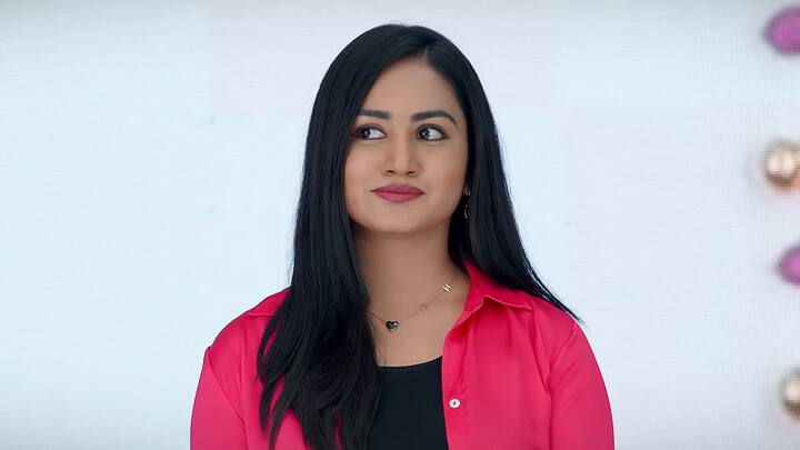 వాళ్ల ఏడుపేదో వాళ్లని ఏడవమనండి...నన్నెందుకు స్టేజ్ పైకి పిలుస్తున్నారని కావ్య అంటుంది. కానీ అనామిక ఆగకుండా పిలుస్తూనే ఉండడంతో వెళ్లమ్మా పరువుపోతుంది అవార్డ్ తీసుకో అంటాడు మేనేజర్ సురేష్. నువ్వు నన్ను కావాలనే ఇరికించావా అని అనామికను ప్రశ్నిస్తుంది కావ్య..కానీ అనామిక అవేమీ పట్టించుకోదు..ఈ అవార్డు కావ్య తీసుకోవడమే సముచితం అంటూ అందిస్తుంది.