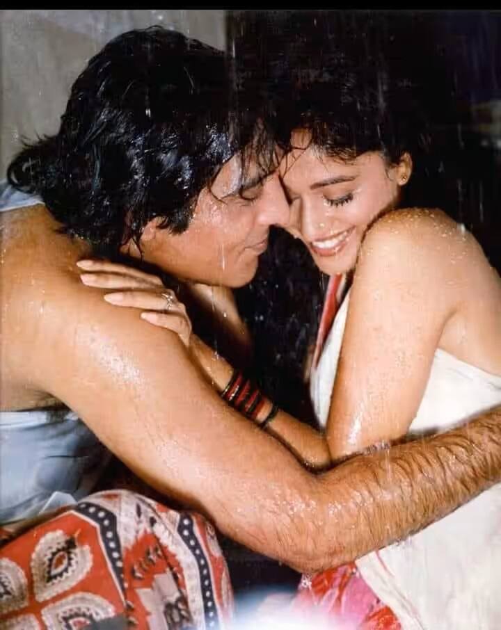 लेकिन बहुत कम लोग ये बात जानते होंगे कि जब माधुरी एक्टर विनोद खन्ना के साथ ये सीन शूट कर रही थी तो उन्हें काफी परेशानी झेलनी पड़ी थी. दरअसल ये सीन शूट करते वक्त एक्टर इतना बेकाबू हो गए कि उन्होंने एक्ट्रेस के होंठ तक काट लिए थे.