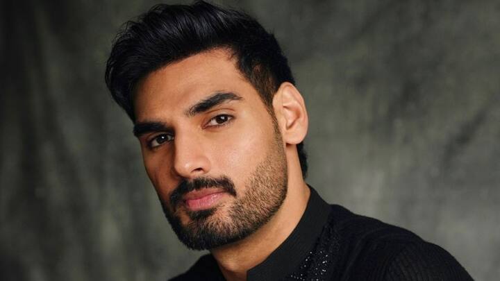 এই ভিডিও নিজের ইনস্টাগ্রাম হ্যান্ডলে পোস্ট করেন অহন। এবার তাঁর কাঁধে বড় দায়িত্ব। যে ছবির প্রথম ভাগ এমন বিপুল সাফল্য লাভ করে তার দ্বিতীয় ভাগ এমনিতেই দর্শকের নজরে থাকে বেশি, তার ওপর সেখানে তাঁর বাবার এমন দারুণ কাজ।