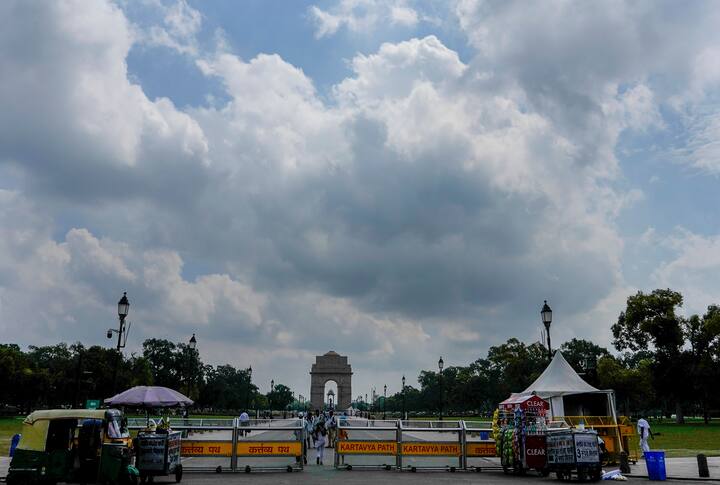 बुधवार को न्यूनतम तापमान 26.2 डिग्री दर्ज किया गया सामान्य से दो डिग्री ज्यादा था.