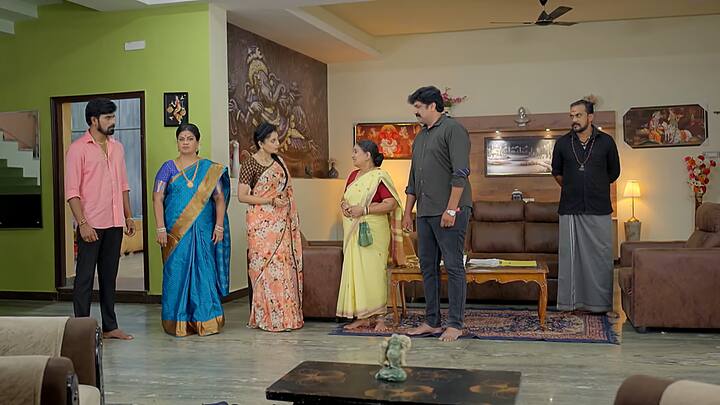 వాడు రాడు..వచ్చినా వెంటనే మాయమైపోతాడు..అందుకే ఉన్నంత సేపూ కళ్లారా చూద్దామనుకుంటున్నా అని జయమ్మ ఎమోషనల్ అవుతుంది. మరి నా పరిస్థితేంటి అని మనసులో బాధపడతాడు చక్రవర్తి.