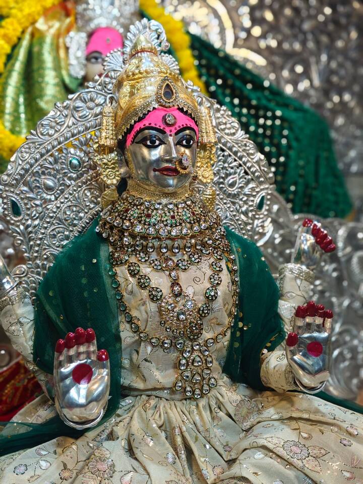 हरसिद्धि मंदिर माता सम्राट विक्रमादित्य की आराध्य देवी मानी जाती हैं. जैसा कि नाम से ही विदित है कि हर काम माता सिद्ध करती है. इसी वजह से देश भर के श्रद्धालु नवरात्रि के दौरान यहां पर शीश नवाने के लिए आते हैं.