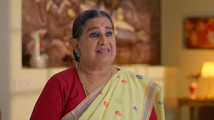 ఇంతలో జయమ్మ వచ్చి చిన్న కొడుకుని చూసి సంతోషిస్తుంది. సత్య పిలిస్తే వచ్చానంటాడు చక్రవర్తి. మహదేవయ్య షాక్ అవుతాడు. నీవల్ల దూరమైన బంధాలు దగ్గరవుతున్నాయ్ అని జయమ్మ పొగుడుతుంది.