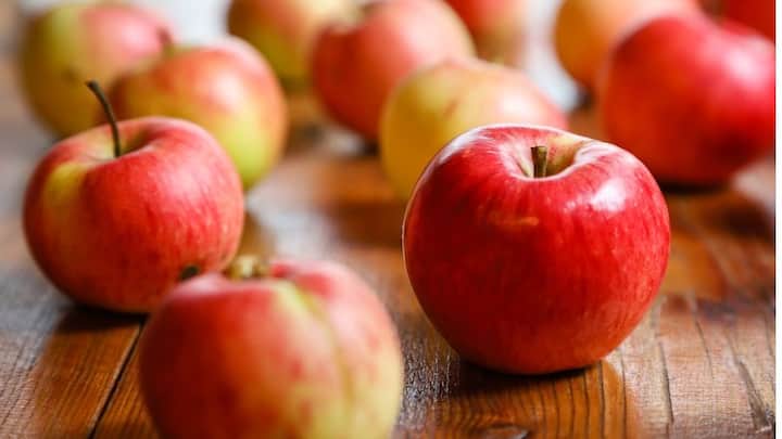 কথায় বলে, রোজ একটা করে আপেল খেলে কোনও রোগই আর কাছে ঘেঁষবে না আপনার। আপেলের অনেক গুণ।  ছবি- পিক্সাবে