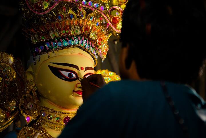 দেবী কবচে দেবীর নয় রূপের উল্লেখ পাওয়া যায়। 'প্রথমং শৈলপুত্রী চ দ্বিতীয়ম্ ব্রহ্মচারিণী । তৃতীয়ং চন্দ্রঘণ্টেতি কুষ্মাণ্ডেতি চতুর্থকম্ ।। পঞ্চমং স্কন্দমাতেতি, ষষ্ঠম্ কাত্যায়নীতি চ। সপ্তমং কালরাত্রীতি মহাগৌরীতি চাষ্টমং।। নবমং সিদ্ধিদাত্রী চ নবদুর্গা প্রকীর্তিতাঃ'