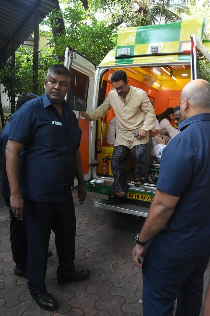 आमिर खान अपनी एक्स वाइफ के बुरे वक्त में साए की तरह उनके साथ दिखे. सुपरस्टार को एंबुलेंस में अपने एक्स ससुर की डेड बॉडी लाते देखा गया.