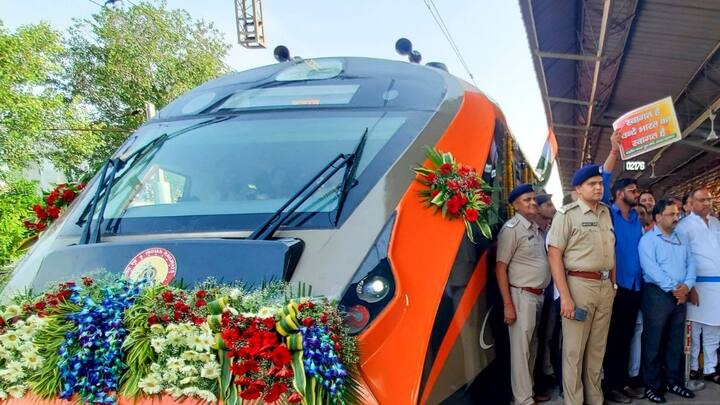 रेल मंत्री अश्विनी वैष्णव ने घोषणा की है कि त्योहारों के समय ट्रेनों में अधिक भीड़ बढ़ जाती है, जिसको लेकर उन्होंने 10 हजार से ज्यादा स्पेशल ट्रेन चलने की घोषणा की है. इसके साथ साथ 108 ट्रेनों में जनरल कोच जोड़ने की प्लानिंग की है. रेल मंत्री का कहना है की दिवाली और छठ के महापर्व पर स्पेशल ट्रेनों में 12500 जनरल कोच जोड़े जाएंगे. त्योहारों के चलते 6 अक्टूबर से 17 नवंबर तक स्पेशल एसी ट्रेनें भी चलाई जाएगी.