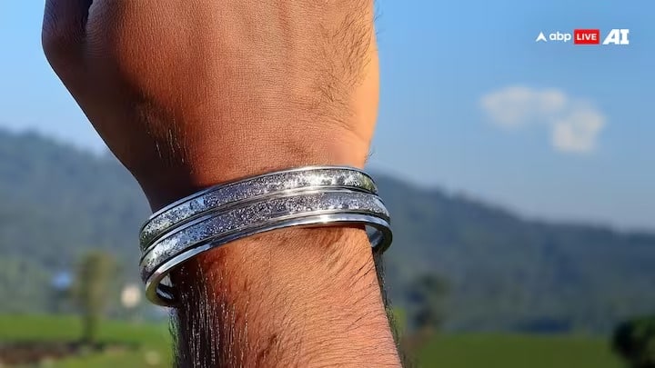 कडा घालण्याचं दुसरं नुकसान म्हणजे लोखंड, स्टील किंवा जर्मनचा कडा हा शनी देवाचा कडा मानला जातो. शनी कुंडलीत कोणत्याही स्थानावर असल्यास हा कडा घातल्याने तो अधिक बलवान होईल.यासाठीच शनीचा कडा हातात घालण्याआधी जास्त काळजी घेण्याची गरज आहे.