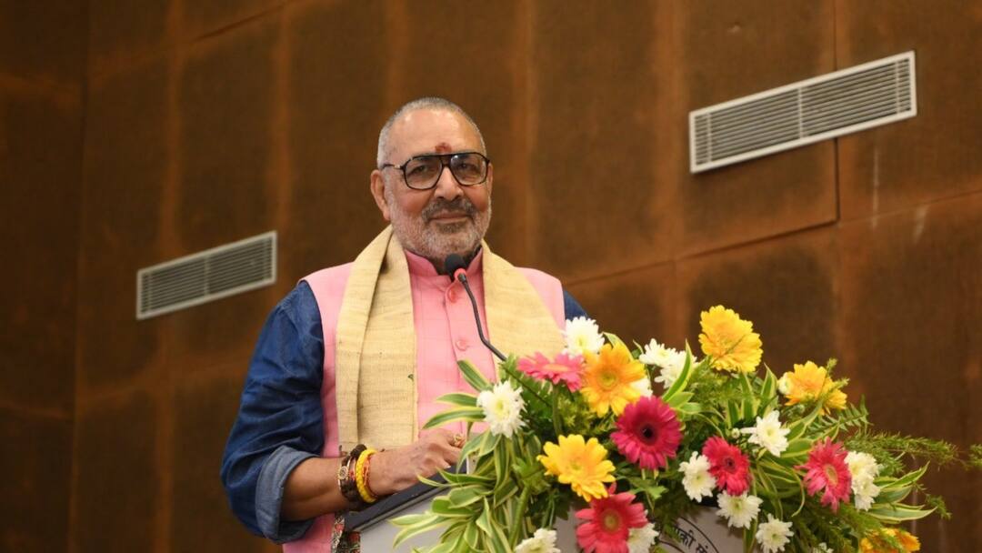 Giriraj Singh supported the BJP MLA distribution of weapons in Sitamarhi Giriraj Singh: गिरिराज सिंह का बड़ा बयान, कहा- हर हिंदू के घर में देवी-देवताओं के अस्त्र-शस्‍त्र की होनी चाहिए पूजा