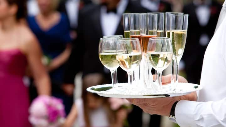 शादी में शराब पर परोसने के लिए भी आपको लाइसेंस की जरूरत होती है. बहुत से लोगों को इस बारे में पता नहीं होता. और वह बिना लाइसेंस लिए ही शादियों में शराब परोसते रहते हैं. ऐसे में अगर चेकिंग होती है. तो फिर आप पर कार्रवाई की जा सकती है.