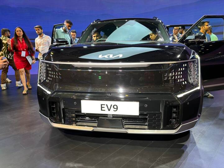 Kia EV9-এর দাম প্রায় এক কোটি হবে কিন্তু কিয়া আমাদের বাজারে যে দামে গাড়ি লঞ্চ করেছে, তাতে অবাক হয়েছেন ক্রেতারা। 1.3 কোটি টাকায় এটি মার্সিডিজ-বেঞ্জ থেকে সম্প্রতি লঞ্চ হওয়া EQS-এর মতো জার্মান গাড়ি নির্মাতাদের EVs-এর সঙ্গে প্রতিযোগিতায় নেমেছে।