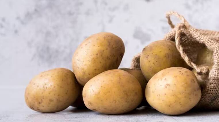 can-you-eat-raw-potatoes-here-what-a-dietitian-has-to-say-read-full-article-in-punjabi Navaratri 2024: ਵਰਤ ਦੇ ਦੌਰਾਨ ਤੁਸੀਂ ਵੀ ਖਾਂਦੇ ਹੋ ਆਲੂ? ਜਾਣੋ ਕਿਹੜੀ ਬਿਮਾਰੀਆਂ ਦਾ ਵੱਧ ਰਿਹਾ ਖਤਰਾ