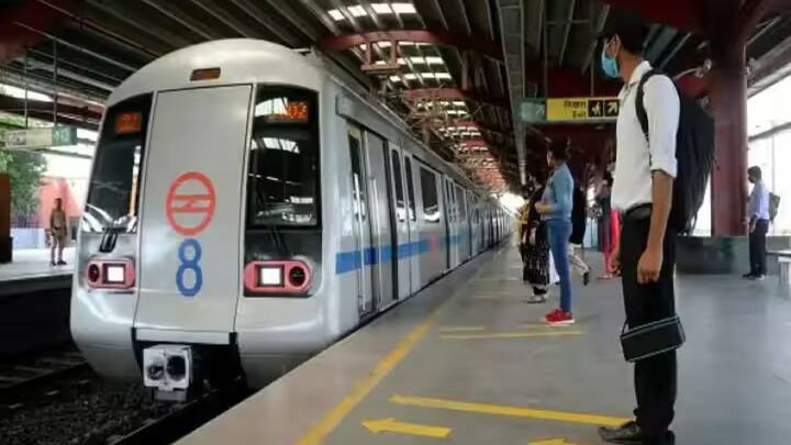 दिल्ली मेट्रो की बात की जाए तो रोजाना दिल्ली मेट्रो में करीब 50 लाख से भी ज्यादा लोग यात्रा करते हैं. मेट्रो के होने से दिल्ली-एनसीआर में ट्रैफिक भी काफी संतुलित रहता है. दिल्ली मेट्रो के होने से करोड़ों लोगों को ट्रैवल करने में आसानी हुई है.