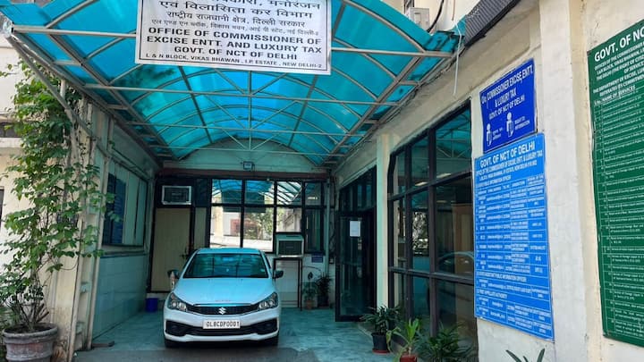 भारत में 18 साल से ऊपर का कोई भी व्यक्ति शराब बेचने के लिए के लिए लाइसेंस ले सकता है. इसके लिए एक्साइज विभाग द्वारा बनाए गए कुछ नियमों का पालन करना होता है. और एक तय फीस चुकाई जाती है. तब जाकर लाइसेंस मिलता है.