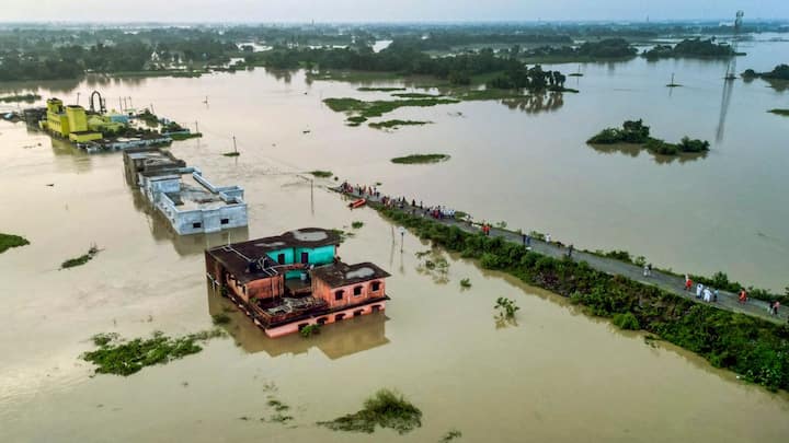 বিহারের বন্যা দুর্গত মানুষের জন্য খোলা হয়েছে বিশেষ কন্ট্রোল রুম।(ছবি সৌজন্য-পিটিআই)