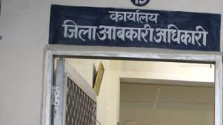 शराब और उसने का लाइसेंस आपको एक दिन के लिए मिलता है इसके लिए आपको आबकारी विभाग में जाकर आवेदन देना होता है. जिस दिन के लिए आपने लाइसेंस लिया होता है. उसके अगले दिन तक रात 12 बजे क वह लाइसेंस मान्य होता है.