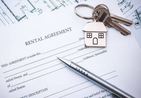 ભાડા પર મકાન લેતા પહેલા ભાડૂતે પણ ભાડા કરાર પર સહી કરવી પડે છે. આવી સ્થિતિમાં, જો તમે પણ ભાડા પર મકાન લો છો, તો તમારે ભાડા કરાર પણ કરાવવો પડશે. ઉપરાંત, ભાડા કરાર પર હસ્તાક્ષર કરતા પહેલા કેટલીક બાબતો ધ્યાનમાં રાખવી જોઈએ. ચાલો જાણીએ કે ભાડા કરાર પર હસ્તાક્ષર કરતા પહેલા કઈ બાબતોનું ધ્યાન રાખવું જોઈએ.
