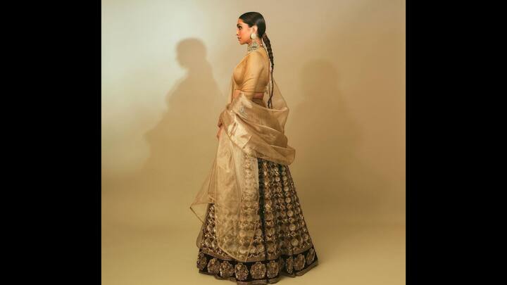 2. Deepika Padukone: The lehenga gives a luxurious look with intricate gold embroidery. It’s paired with a golden blouse and a sheer elegant dupatta. Its rich design gives a timeless, sophisticated and royal appeal. (Image Source: Twitter/@filmfare)