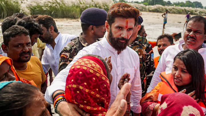 লোক জনশক্তি পার্টি প্রধান চিরাগ পাসোয়ান সর্হসা জেলায় বন্যা কবলিত এলাকা পরিদর্শন করে মানুষকে সবরকম সাহায্যের প্রতিশ্রুতি দিয়েছেন।(ছবি সৌজন্য-পিটিআই)