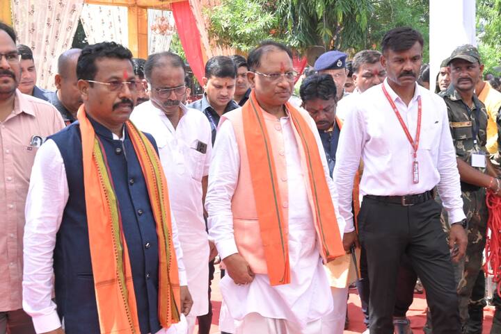 मुख्यमंत्री विष्णुदेव साय ने आज (शुक्रवार) दंतेवाड़ा जिले को 167 करोड़ 21 लाख रुपये के विकास कार्यों की सौगात दी. उन्होंने 59 करोड़ के विकास कार्यों का लोकापर्ण और 107 करोड़ के निर्माण कार्यों का भूमि पूजन किया.