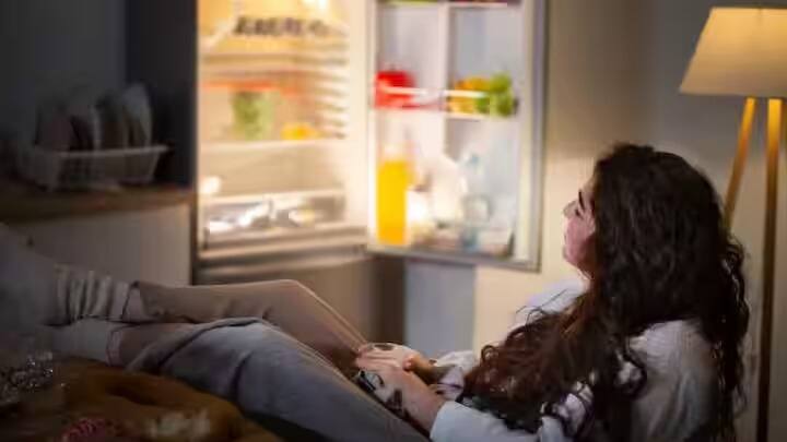 2018 मध्ये, केंद्र सरकारनं प्रधानमंत्री आयुष्मान योजना सुरू केली. या योजनेंतर्गत सरकार गरजू लोकांना 5 लाख रुपयांपर्यंत मोफत उपचार देते.