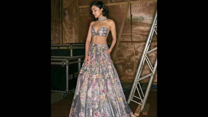 1. Shraddha Kapoor: Shraddha’s lehenga is meticulously crafted with shimmering metallic hardware. Consisting of a strapless, low neckline sweetheart blouse and a high waisted lehenga, the outfit exudes a combination of elegance and glamour. (Image Source: Twitter/@filmfare)