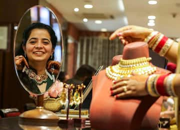 Gold Price:  শীঘ্রই ৮৫ হাজার উঠবে সোনা ! এখন কেনার সময় ?