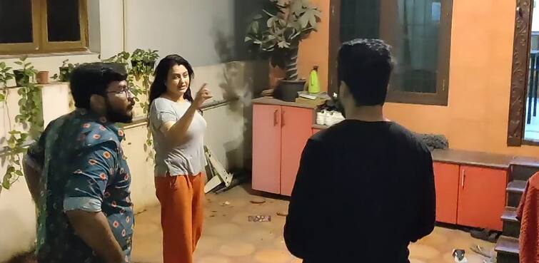 The people who threatened the famous actress with a knife at home பிரபல நடிகை வீட்டில் கத்தியை காட்டி மிரட்டி திருட முயன்ற மர்ம நபர்கள்? சென்னையில் பரபரப்பு