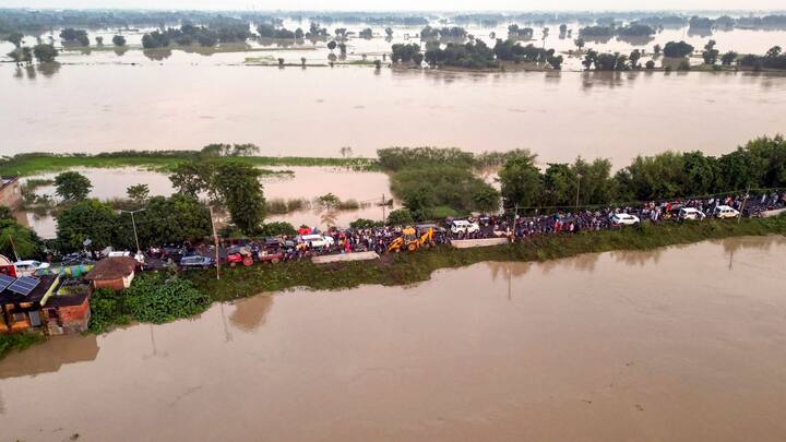 বন্যার জলে জলমগ্ন বিহারের রাজধানী পটনা।(ছবি সৌজন্য-পিটিআই)
