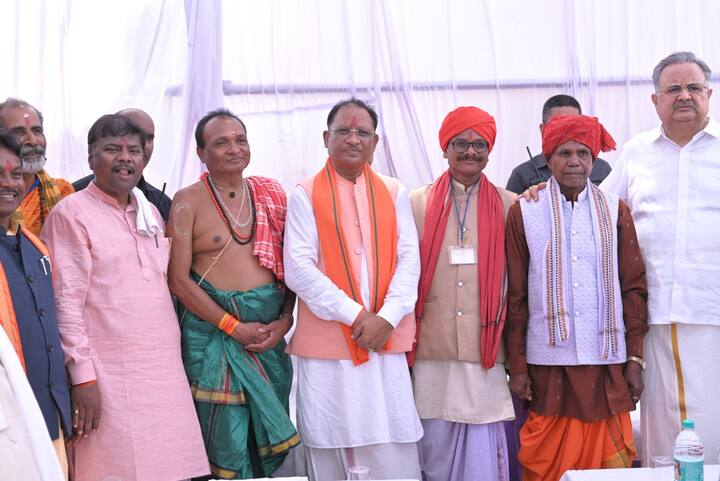 उन्होंने दंतेश्वरी मंदिर प्रांगण में करोड़ों की लागत से बने प्रदेश के पहले और सबसे बड़े कॉरिडोर का अवलोकन किया. कॉरिडोर को शंकनी डंकनी नदी के घाट पर बनाया गया है.