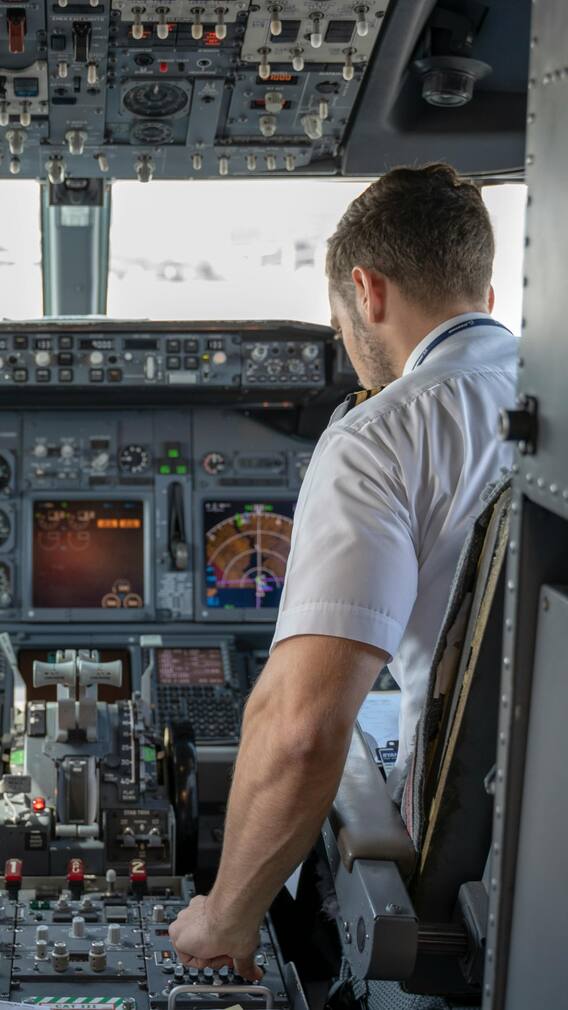 पायलट बनने के लिए क्या करना होता है?