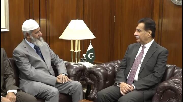 बता दें कि जाकिर नाइक इस्लामाबाद, कराची और लाहौर सहित प्रमुख पाकिस्तानी शहरों में सार्वजनिक भाषणों को देने वाला है.