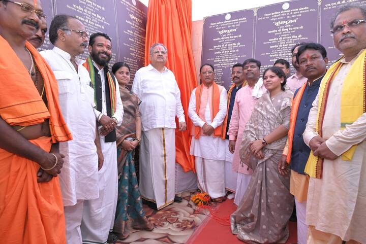 दंतेवाड़ा में दो सिटी बस की भी सौगात मिली है. मुख्यमंत्री ने बताया कि महिला स्व सहायता समूह के जरिये संचालित सिटी बस की सेवा नक्सल प्रभावित अंचलों में भी ग्रामीणों को मिल सकेगी.