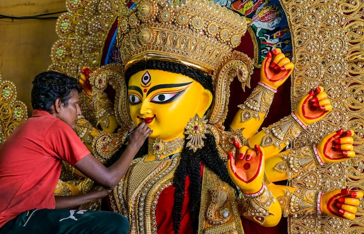 হাওয়া অফিস জানিয়ছে, পঞ্চমী থেকে দশমীর মধ্যে ভারী বৃষ্টির কোনও সম্ভাবনা নেই। বিক্ষিপ্তভাবে দু এক জায়গায় হালকা বৃষ্টি হতে পারে।