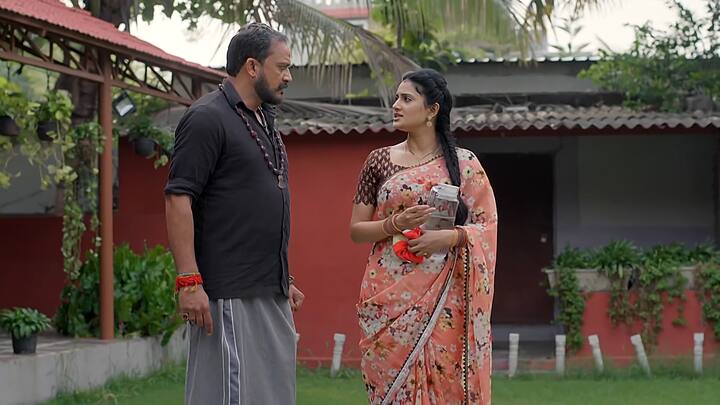 ఇంతలో అక్కడకు వచ్చిన మహదేవయ్య చాలా ఫాస్ట్ గా ఉన్నావ్ అంటే.. సమాజంలో పెద్దమనిషి అనే పేరున్న వ్యక్తితో కదా పోటీపడుతున్నా ఆమాత్రం ఉండాలంటుంది. క్రిష్ అసలు తండ్రి ఎవరో నువ్వు ఎప్పటికీ తెలుసుకోలేవు అన్న మహదేవయ్యతో..మీరు తండ్రి కాదు అని తెలుసుకున్నా కదా అది చాలు మీ పతనానికి అని రిప్లై ఇస్తుంది