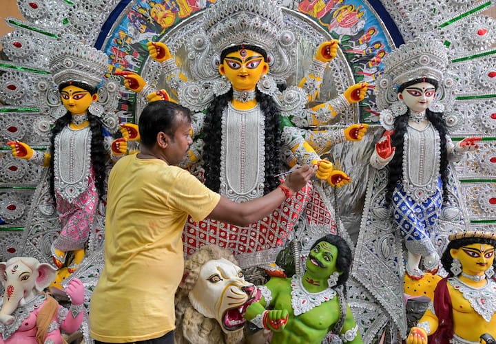 এই দুর্যোগ সঙ্কেতের মধ্যেই পুজোর আবহাওয়া নিয়ে গুরুত্বপূর্ণ আপডেট দিল আবহাওয়া দফতর।  আশার কথা, এখনও অবধি পুজোয় দুর্যোগের কোনও সম্ভাবনা নেই।