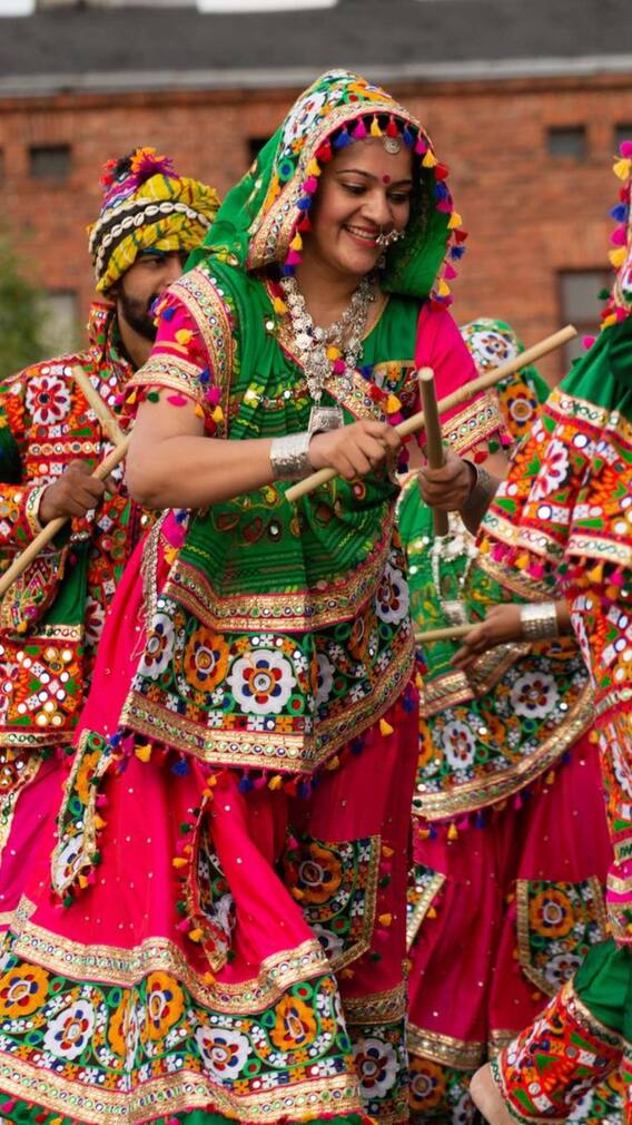 भारत के इन रंगीन शहरों में गरबा का आनंद उठाएं