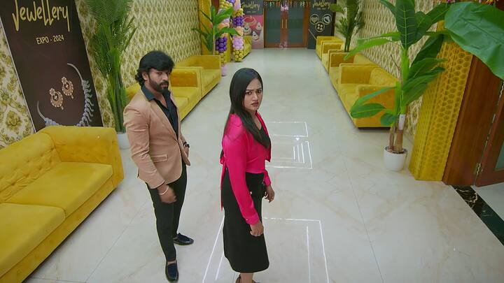 అసలు నా ఇష్టం లేకుండా నా డిజైన్స్ వాడుకునే హక్కు మీకు ఎవరిచ్చారు. మోసం చేసి గెలిచారు. మోసపోయి నేను ఓడిపోయాను. నావల్ల దుగ్గిరాల వారికి వ్యాపారపరంగా నష్టం జరిగింది. కుటుంబపరంగా పరువుపోయిందని కావ్య అంటుంది. ఇప్పటికైనా మా కంపెనీతో చేయి కలుపు.. నీకు విలువనివ్వని ఆ కుటుంబాన్ని, సంస్థను పాతాళానికి తొక్కేద్దాం అంటుంది అనామిక..లాగిపెట్ట కొడుతుంది కావ్య