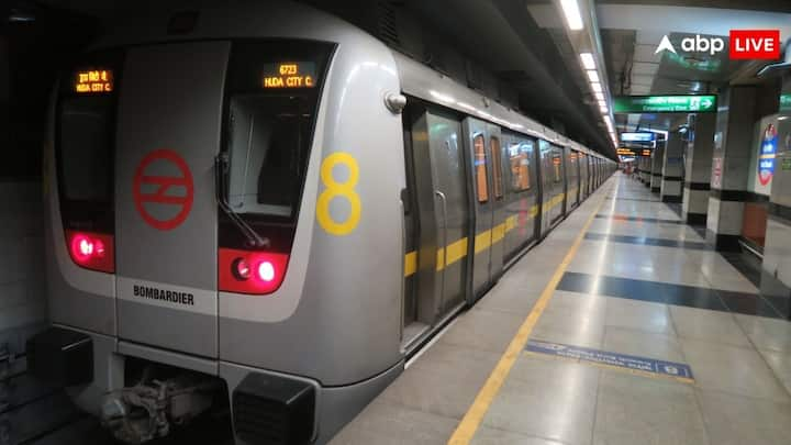 Delhi Metro Rules For Travel Without Ticket: अगर कोई बिना टिकट के दिल्ली मेट्रो में सफर करता हुआ पाया जाता है. तो फिर उस पर दिल्ली मेट्रो की ओर से कार्रवाई की जाती है. जाने क्या सजा होती है.