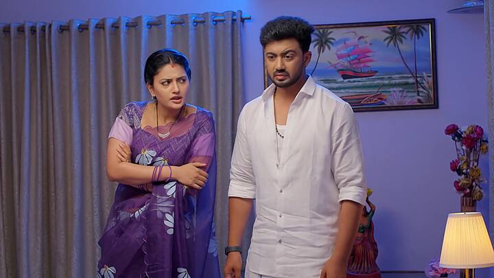 మంచంపై పూలు చల్లుతున్న క్రిష్ ని మరింత ఆటపట్టిస్తుంది  సత్య. నేను పుట్టిన సంవత్సరం మాత్రమే కాదు.. డేట్ , నెల కూడా తెలుసుకోవాలంటూ మరో ఫజిల్ ఇస్తుంది