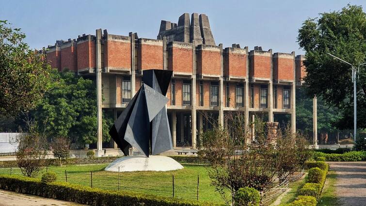 IIT Kanpur की बनी डिवाइस किसानों के लिए वरदान, दो मिनट में पता चलेगा मिट्टी का हाल IIT Kanpur developed a Soil quality check Device to Making Farming Easier ann IIT Kanpur की बनी डिवाइस किसानों के लिए वरदान, दो मिनट में पता चलेगा मिट्टी का हाल