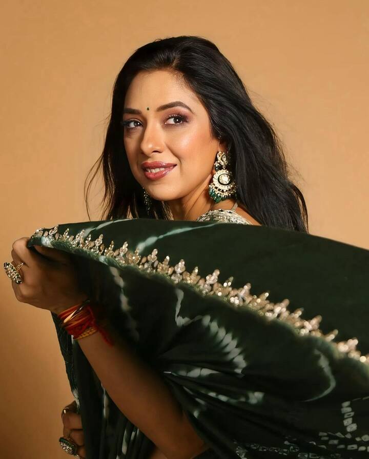 With her radiant smile and grace, Rupali effortlessly aced the Navratri Day 2 color, which symbolizes renewal, growth, and prosperity.