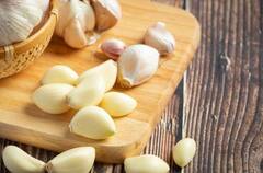 ખાલી પેટ લસણનું સેવન કરવાથી તમારા શરીરમાં થાય છે આ ફાયદાઓ, જાણો તેના વિશે