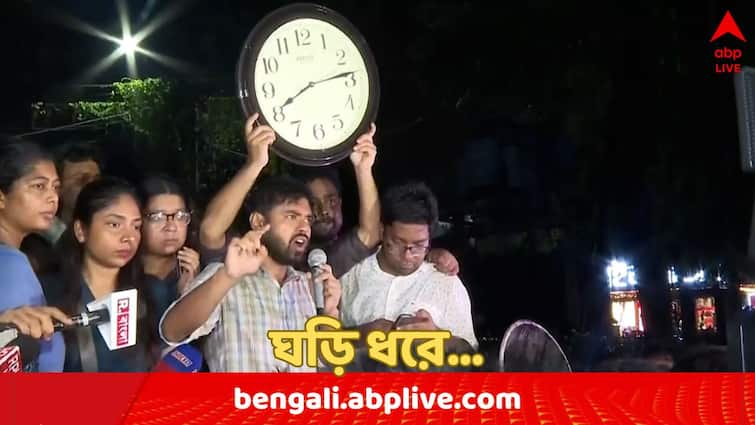 ঘড়ি হাতে নিয়ে সাংবাদিক সম্মেলন করলেন জুনিয়র ডাক্তাররা, কেন ঘড়ি ? কী জানালেন তাঁরা