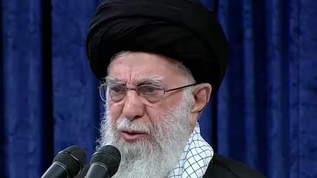 Iran Supreme Leader Ali Khamenei Threatens Retaliation Following Israeli Air Strikes ईरान के सर्वोच्च नेता अली खामेनेई ने इजरायल और अमेरिका को दिखाई 'आंख', बोले- दुश्मन के खिलाफ तैयार हम