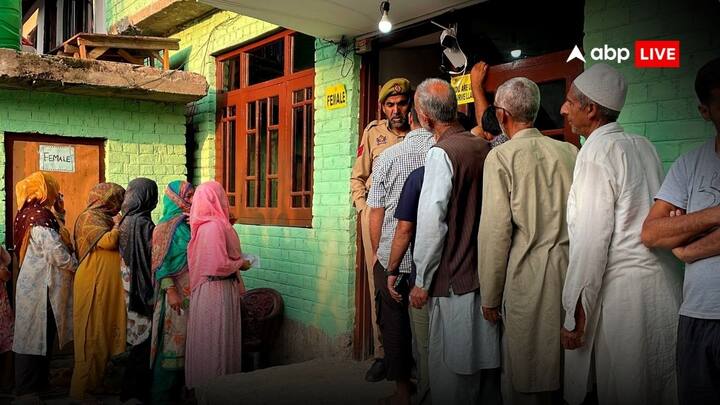 तीसरे नंबर पर है सैफुद्दीन भट्ट. खानसाहिब विधानसभा सीट से नेशनल कांफ्रेंस के उम्मीदवार सैफुद्दीन भट्ट का इतिहास बेहद विवादास्पद रहा है. 2008 और 2014 में सैफुद्दीन पीडीपी के टिकट पर चुनाव लड़ चुका है और इस बार खानसाहिब विधानसभा सीट से चुनाव लड़ा है