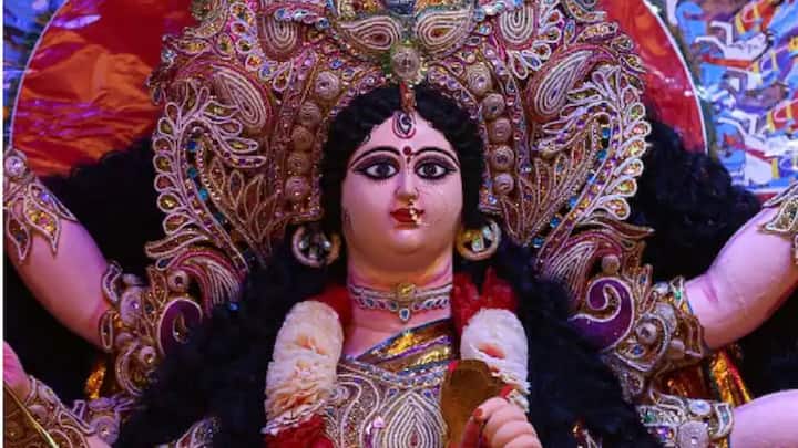 বাংলায় পুজো চলাকালীন রাজ্যের বাইরে ঘুরতে যাওয়ার জায়গা হল দিল্লি। দশেরা দেখতে যারা চাইছেন, তাঁদের জন্য উপযুক্ত ঘুরতে যাওয়ার জায়গা।