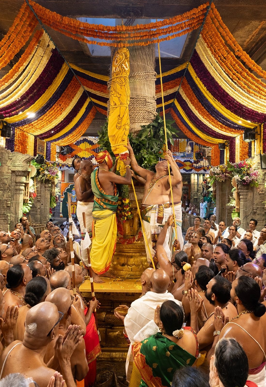 Tirumala Brahmotsavam: తిరుమల శ్రీవారి బ్రహ్మోత్సవాలకు అంకురార్పణ - శ్రీవారికి పట్టువస్త్రాలు సమర్పించిన సీఎం చంద్రబాబు దంపతులు