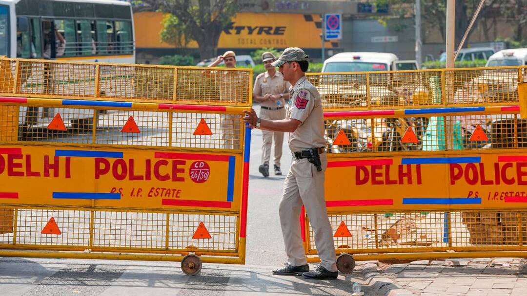 Delhi: Police Recover Over 250 e-Cigarettes Worth Rs 5 Lakh, 5 Held Delhi Police Recover Over 250 e-Cigarettes Worth Rs 5 Lakh, 5 Held